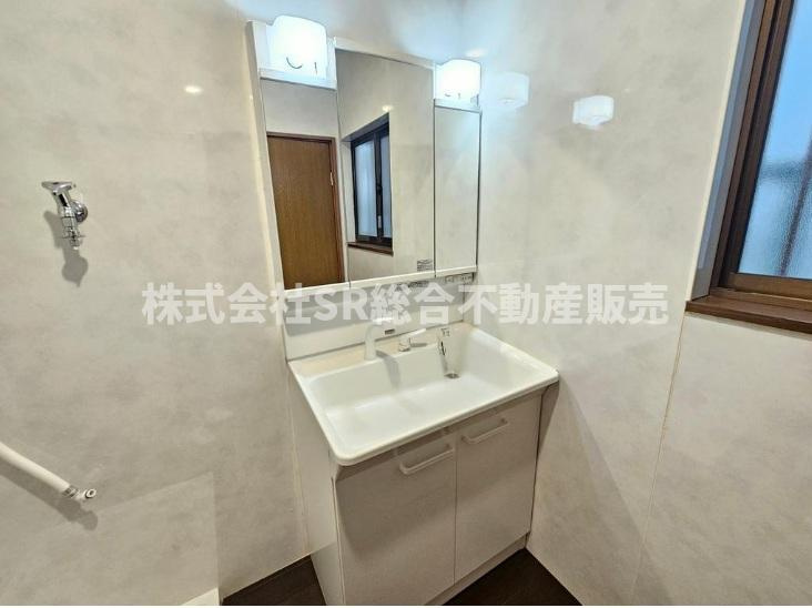 松原2丁目中古戸建の独立洗面台|3面鏡、シャワー付きの独立洗面台で身支度がしやすいです！