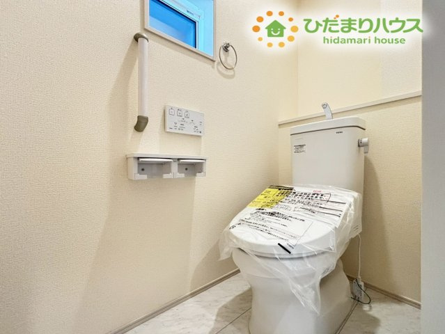 鴻巣市人形1丁目　新築一戸建て　ブルーミングガーデン　01のトイレ
