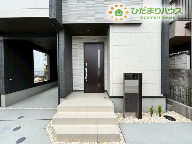 鴻巣市人形1丁目　新築一戸建て　ブルーミングガーデン　01のエントランス|屋根のあるゆったりとした玄関アプローチです。段差が少なく、小さなお子様と一緒に歩く際も安心感がありますね♪すっきりとした色合いで、清潔感のある上品な印象でお客様を迎えます！