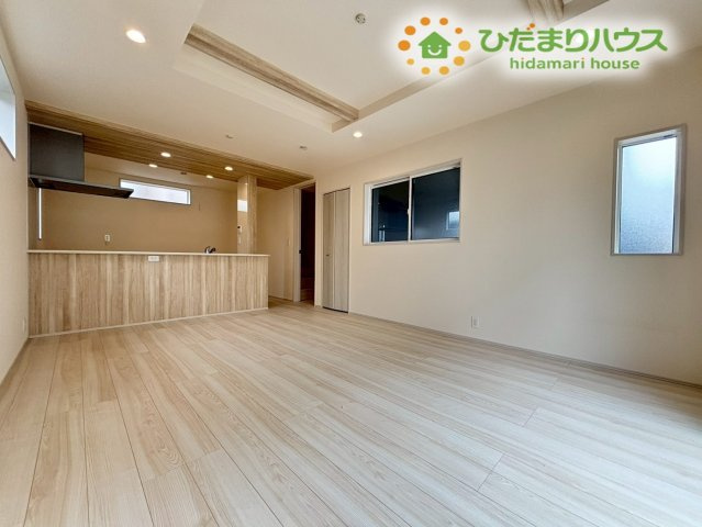 鴻巣市人形1丁目　新築一戸建て　ブルーミングガーデン　01の居間・リビング