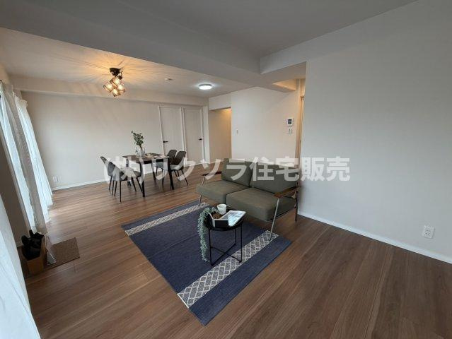 東急ドエル枚方山田池ビレジの居間・リビング|LDK21.3帖
■物件内覧・資金計画相談・住宅ローン相談、リフォーム相談、お問合せ受付中■
※当日・翌日のご内覧、ご相談はお電話でのお問合せがスムーズです！