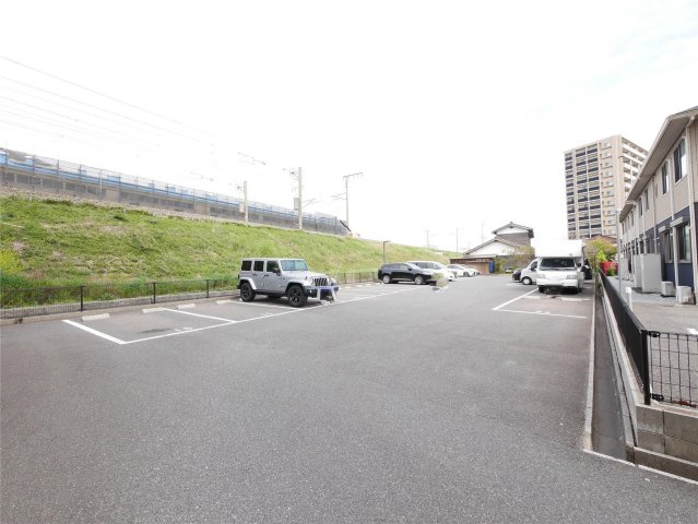 ミラドールＦの駐車場