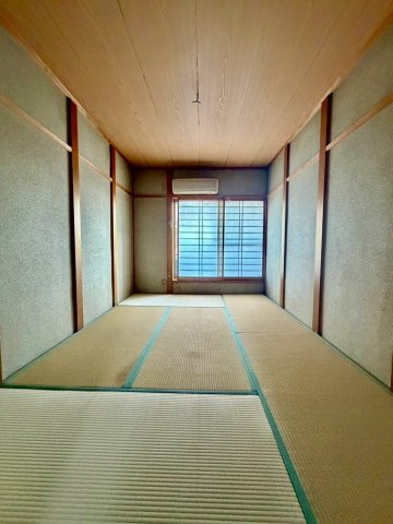 門真市石原町の和室|約6帖の和室。バルコニーに面して明るい和室です！
