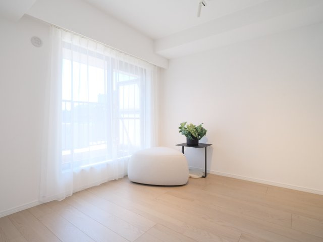 ライオンズマンション月島第２の洋室|ライオンズマンション月島第２：約４．４帖の洋室にもクローゼット・窓が付いております！
