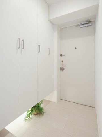 ライオンズマンション月島第２の玄関|ライオンズマンション月島第２：玄関にはシューズボックスがあり靴もスッキリ収納可能です！