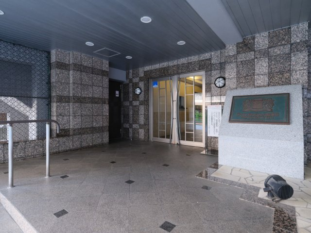 ライオンズマンション月島第２のエントランス|「月島」駅徒歩５分！ペット飼育可能な平成１０年築の新耐震基準マンション、ライオンズマンション月島第２は即日現地案内可能となっておりますので、お気軽にお問い合わせください！