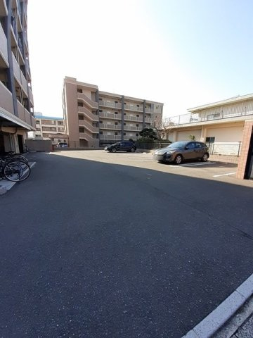 ローズガーデンの駐車場|駐車場があるので、車を買う予定の方も安心です