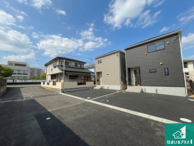 加古川市加古川町友沢　第8期　新築一戸建ての前面道路含む現地写真|周辺は閑静な住宅街！前面道路広々で車の出し入れも便利です。駐車が苦手な方でも安心して車庫入れできます！