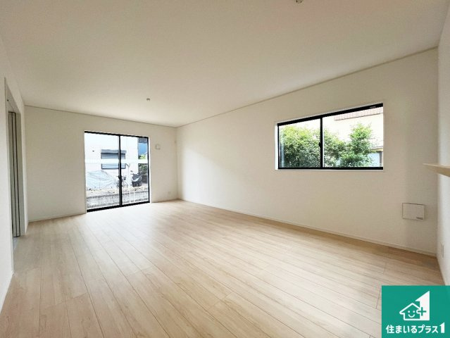 加古川市加古川町友沢　第8期　新築一戸建ての居間・リビング|日当たり良好の明るいリビングで朝の目覚めもスッキリできそう！対面キッチンでご家族のコミュニケーションも自然と増える設計！小さなお子様が遊ぶスペースを作っても広々とくつろげるLDK！