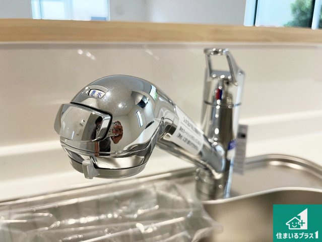 加古川市加古川町友沢　第8期　新築一戸建ての設備|浄水器を内蔵！炊飯時、お茶を作る時に安心してお水を使えます！お湯と冷水、浄水と原水、シャワーの切替えもワンタッチです！