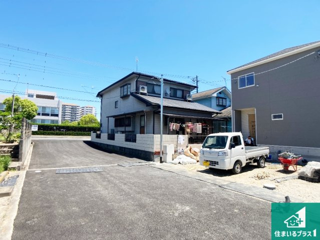 加古川市加古川町友沢　第8期　新築一戸建ての前面道路含む現地写真|周辺は落ち着いた街並みの住宅地！子育てがしやすい住環境です！まだ未完成ですが、現地でしかわからない事もございます。是非一度ご覧ください。