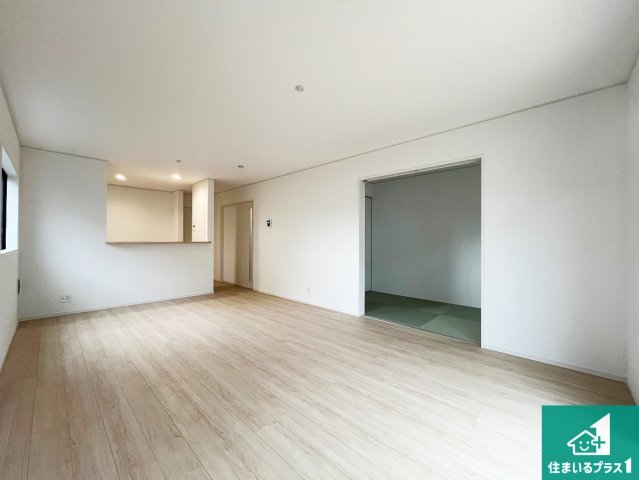 加古川市加古川町友沢　第8期　新築一戸建ての居間・リビング|シンプルなリビングは、観葉植物等のインテリアを楽しめますね！パパ好みにも、ママ好みにも家具次第で雰囲気を変えることができます！
