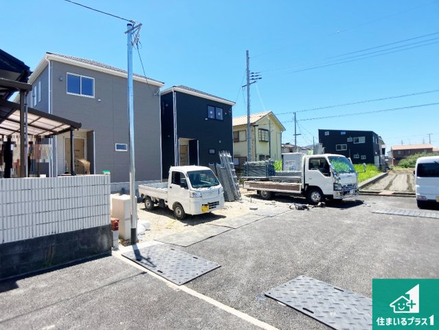 加古川市加古川町友沢　第8期　新築一戸建ての前面道路含む現地写真|周辺は落ち着いた街並みの住宅地！子育てがしやすい住環境です！まだ未完成ですが、現地でしかわからない事もございます。是非一度ご覧ください。
