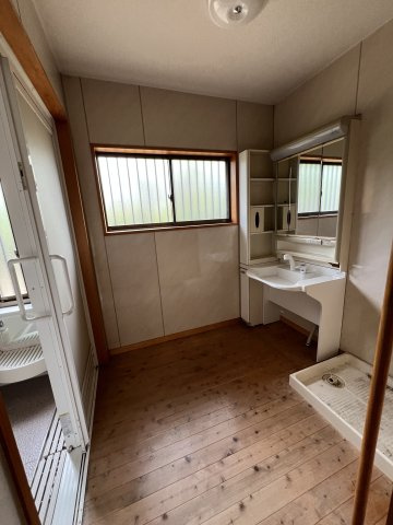 津山市椿高下　2階建中古住宅の洗面所