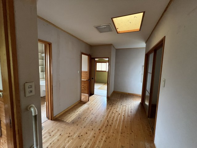 津山市椿高下　2階建中古住宅の内装|廊下