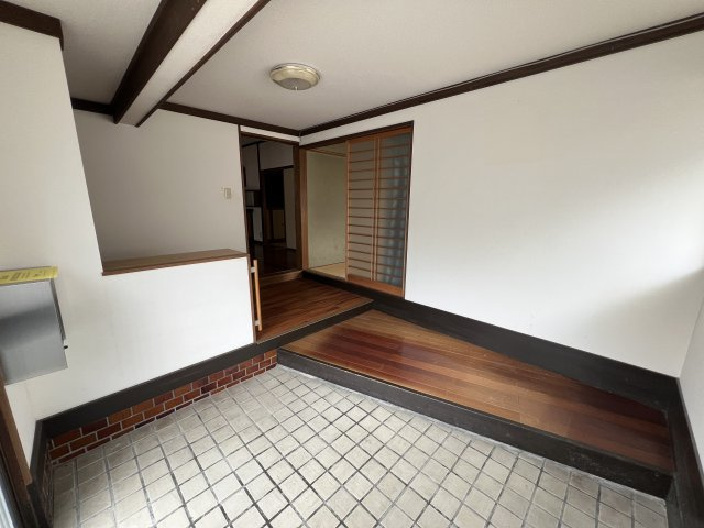 津山市椿高下　2階建中古住宅の玄関