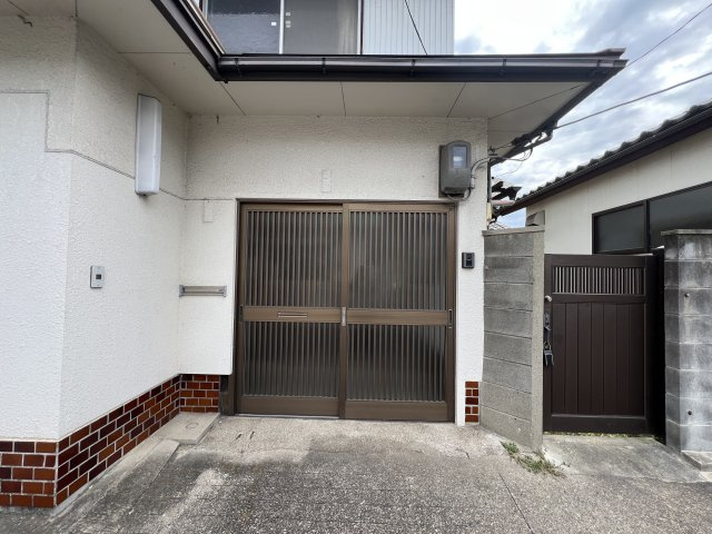 津山市椿高下　2階建中古住宅の玄関
