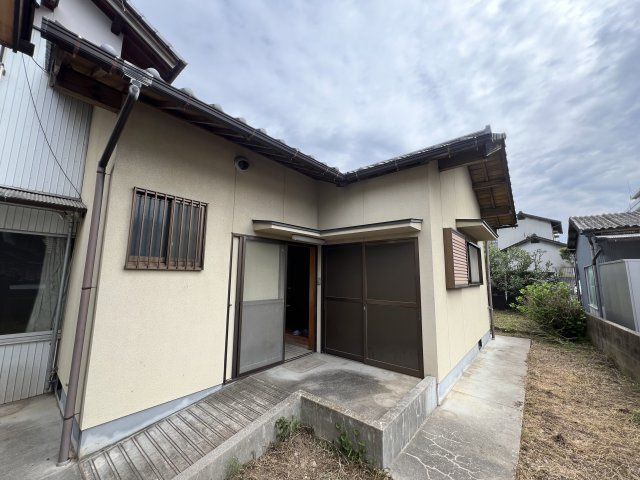 津山市椿高下　2階建中古住宅の外観|勝手口