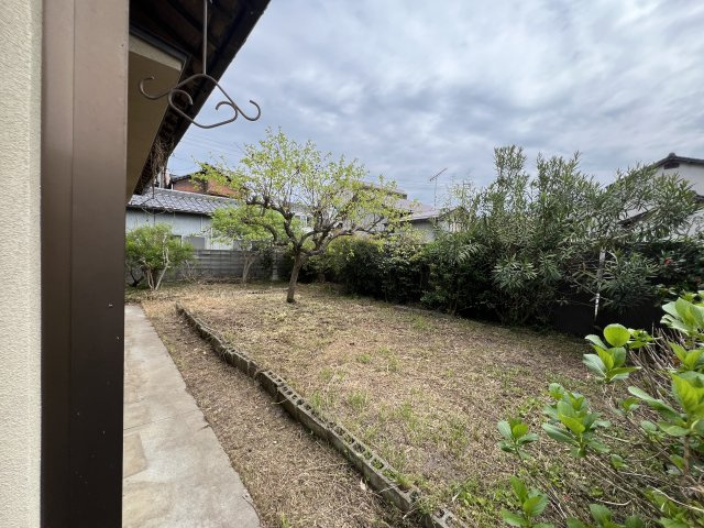 津山市椿高下　2階建中古住宅の庭