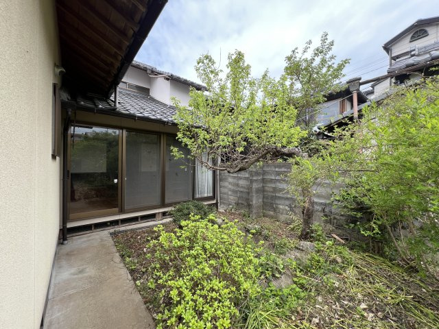 津山市椿高下　2階建中古住宅の庭