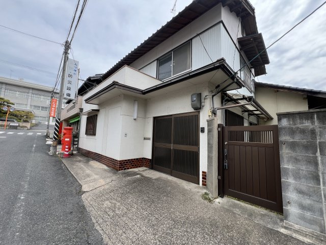 津山市椿高下　2階建中古住宅の駐車場