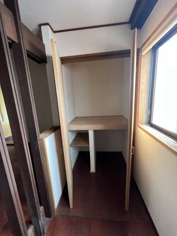 津山市椿高下　2階建中古住宅の収納|1階洋室収納