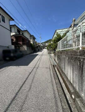 【小学校まで徒歩2分♪】高知市潮見台1丁目　中古一戸建ての前面道路含む現地写真|静かな住環境。陽当たりが良く見通しのいい全面道路です！