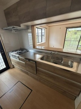 【小学校まで徒歩2分♪】高知市潮見台1丁目　中古一戸建てのキッチン|料理が捗るワイドなシステムキッチン♪