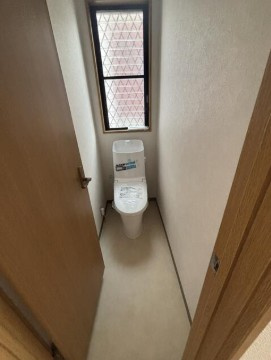【小学校まで徒歩2分♪】高知市潮見台1丁目　中古一戸建てのトイレ|清潔感のある温水洗浄便座。小窓付きで換気も◎