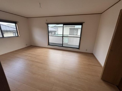【小学校まで徒歩2分♪】高知市潮見台1丁目　中古一戸建ての洋室|12帖の広々空間。寝室や子供部屋に最適です♪