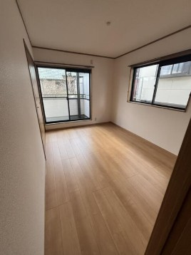 【小学校まで徒歩2分♪】高知市潮見台1丁目　中古一戸建ての洋室|バルコニーに面していて明るく、陽ざしが差し込みます♪