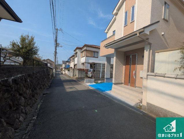 5日(土)6日(日)現地ご見学可能！川西市山下町　限定1邸の前面道路含む現地写真|周辺は閑静な住宅街！前面道路広々で車の出し入れも便利です。駐車が苦手な方でも安心して車庫入れできます！