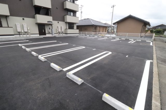 フォーチューンの駐車場