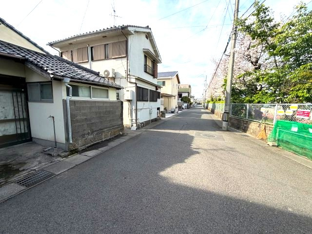 薬師2丁目　売地の前面道路含む現地写真|目の前は鶴丸高校のグラウンドです。前面道路はゆとりがあり、閑静な住宅街です。