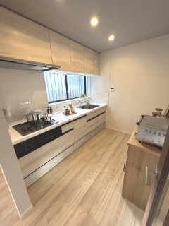 【キッチン】 | 金沢区長浜1丁目　中古戸建 | 窓付きキッチンのため、熱や匂いがこもらずお料理ができます。