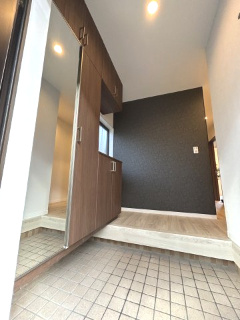 【玄関】 | 金沢区長浜1丁目　中古戸建 | 姿見付きでお出かけ前の全身チェックができます。