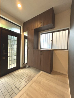 【玄関】 | 金沢区長浜1丁目　中古戸建 | 日が差し込む明るい玄関です。