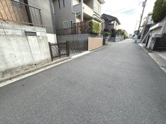 【前面道路含む現地写真】 | 金沢区長浜1丁目　中古戸建 | 公道　約5.5ｍ