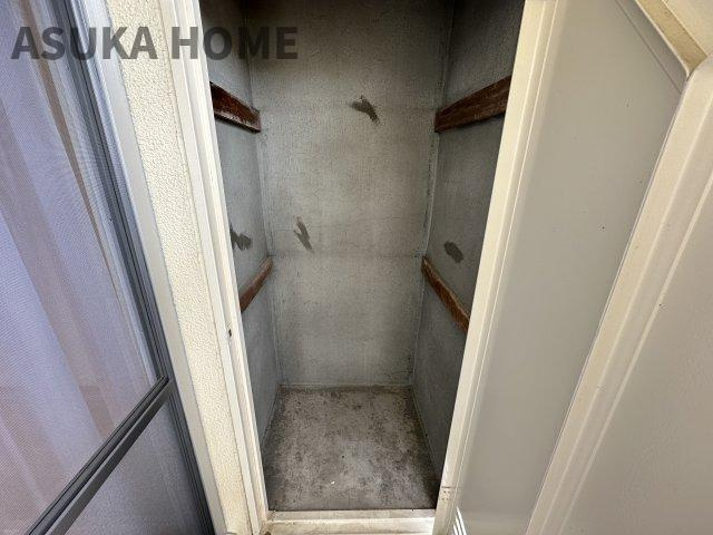 上星川団地２号棟の収納|バルコニーにも収納スペースがあります♪掃除用具などもすっきり収納出来そうですね♪