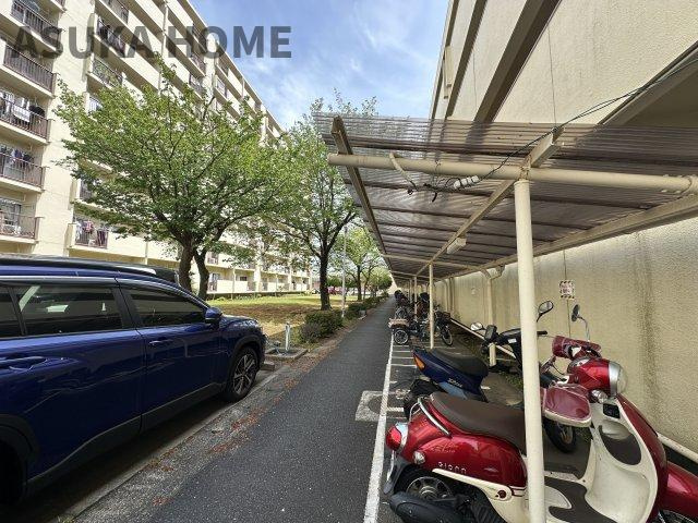 上星川団地２号棟のその他共用部分|整備された屋根付きバイク置場と駐輪スペースです♪