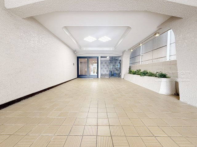 【エントランス】 | メゾン青山 | お客様を、そして住人を出迎えてくれるマンションのエントランス。ゴミが落ちていないことからも、管理状態の良さや住民の節度の高さが見て取れます。～即日のご見学可能～　お問合せはお気軽にどうぞ。
