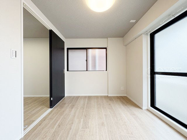 【子供部屋】 | グレイス浜田山 | 窓から明るい光が差し込む洋室。ベッドを置いて個人居室にする場合は、多くの時間を過ごすことになる空間です。使い勝手や落ち着きを想像してください。～即日のご見学可能～　お問合せはお気軽にどうぞ。
