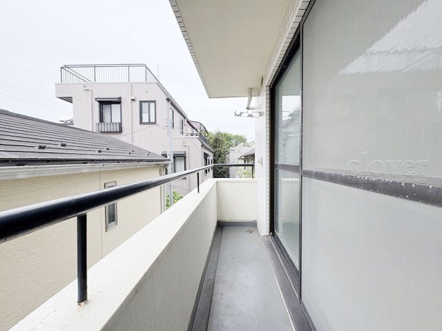 【バルコニー】 | グレイス浜田山 | バルコニーの様子。ここからの眺めが、日々のストレスを発散してくれることでしょう。ちなみにバルコニーは専有部分ではなく「共用部分」の扱いです。～即日のご見学可能～　お問合せはお気軽にどうぞ。
