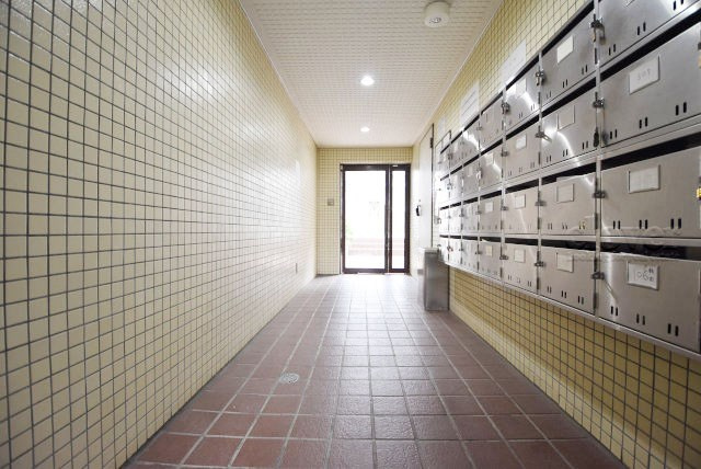 【ロビー】 | グレイス浜田山 | マンションの建物内に入って最初に目にする空間が、このエントランスホールです。それほど広くはありませんが、しっかりと清潔感が保たれています。～即日のご見学可能～　お問合せはお気軽にどうぞ。
