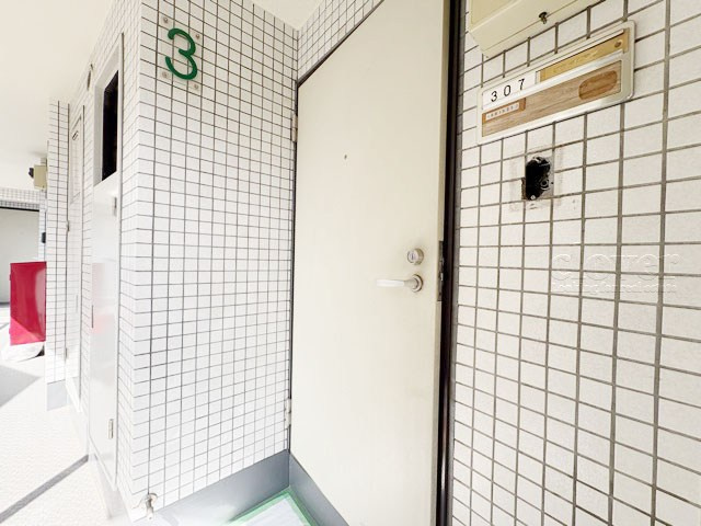 【その他共用部分】 | グレイス浜田山 | 皆様をお迎えする、お部屋の玄関ドア。開けやすさや開放角度、ドアノブの操作しやすさや鍵の形状などを、現地で一度ご確認ください。～即日のご見学可能～　お問合せはお気軽にどうぞ。
