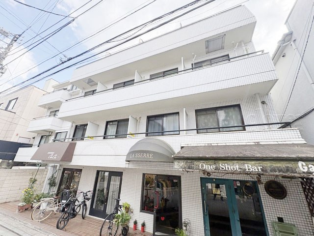 【外観】 | グレイス浜田山 | 手入れの行き届いた外壁やエントランスなど、「見ればわかる」レベルで清潔感を保ったマンションです。築年数を感じさせない姿で皆様をお出迎えします。～即日のご見学可能～　お問合せはお気軽にどうぞ。
