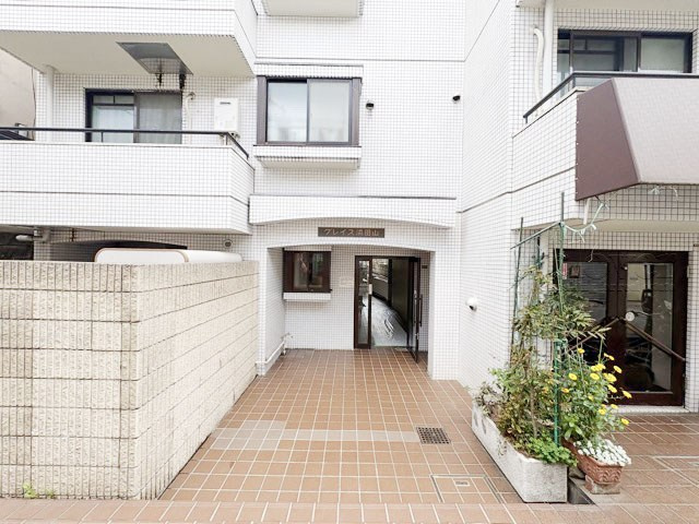 【エントランス】 | グレイス浜田山 | お客様を、そして住人を出迎えてくれるマンションのエントランス。ゴミが落ちていないことからも、管理状態の良さや住民の節度の高さが見て取れます。～即日のご見学可能～　お問合せはお気軽にどうぞ。