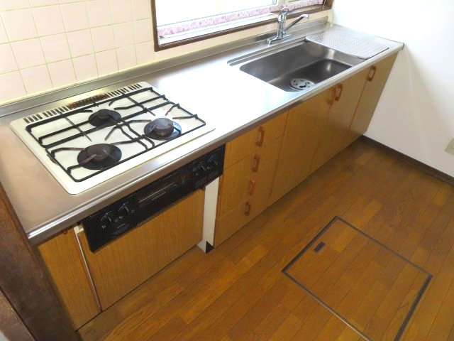 北見市川東２１番地１９　平屋建中古売家のキッチン|３口ガスコンロ・グリル・シンク