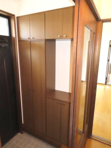 北見市川東２１番地１９　平屋建中古売家の収納|玄関の大容量の下駄箱は、家族が多い場合や靴の数が多い場合に特に役立ちます。特に、背の高い大容量の下駄箱は、狭いスペースでも多くの靴を収納でき、限られた玄関スペースを有効に活用するのに貢献します。