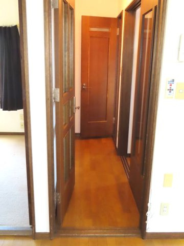 北見市川東２１番地１９　平屋建中古売家の玄関|玄関ホールがあることで、靴を脱ぐ玄関と居住スペースとの間に区切りができます。リビングなど各部屋への動線が明確になり、来客時にもプライバシーが保たれます。